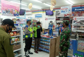 Dua orang anggota Koramil 07/Ngrampal bersama Tiga orang anggota Polsek Ngrampal dan Satpol PP Kecamatan Ngrampal melaksanakan kegiatan Patroli Penegakan serta Penerapan Disiplin Protokol Kesehatan Covid-19 serta membagikan masker kepada warga di pertokoan dan warung makan sepanjang Jalan raya Pilangsari-Bener dan Kebonromo Kecamatan Ngrampal Kabupaten Sragen, Sabtu (27/02).
