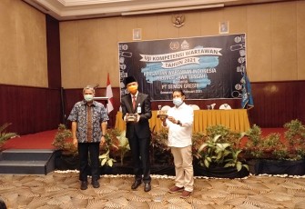 Muhammad Supriyadi, Ganjar Pranowo dan Amir Mahmud foto bersama selesai acara pembukaan Uji Kompetensi Wartawan di Novotel Semarang, Jum'at 26/2/2021