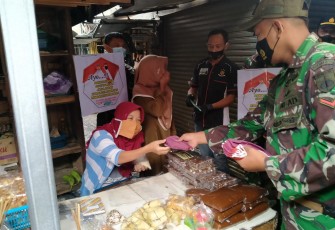 Pembagian masker untuk penegakan prokes