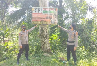Pasang Spanduk Polsek Kedurang Ingatkan Warga Larangan Karhutla