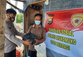 Polres Mukomuko Salurkan Program Bantuan Sosial 1000 Berbagi