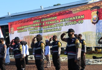 Bhabinkamtibmas Polda Bengkulu dan Bhabinsa Korem 041/ GAMAS Bersinergi Sukseskan Vaksinasi