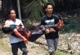 Salah satu korban saat dievakuasi warga