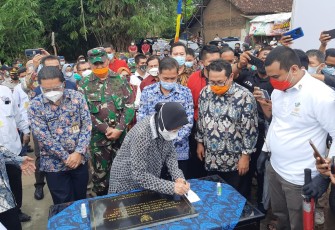 Mensos Risma Resmikan Jalan dan 16 MCK yang Dibangun SMSI