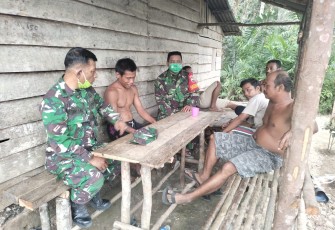Satgas TMMD Saat Berbincang Dengan Warga