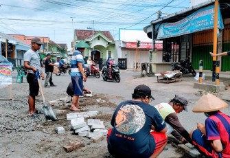 Gerakan Tambal Jalan Berlubang dan Bersihkan Sampah Jadi Agenda Rutin Komunitas Tulungagung Explorer 