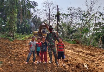 Senyum Ceria Anak-Anak, Jadi Penyemangat Personel Kodim 0209/LB Yang Terlibat TMMD