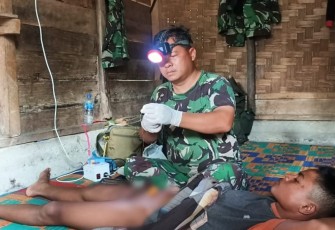 Personel Satgas TMMD Kodim 0209/LB Bantu Anak Warga Kurang Mampu Untuk di Khitan
