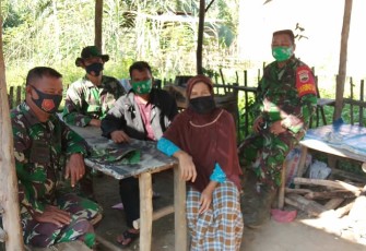 Babinsa Serda Harmadi Memberi Edukasi Kepada Warga Di Sasaran TMMD Ke-110