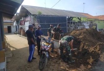 Gotong Royong Satgas Bersama Warga