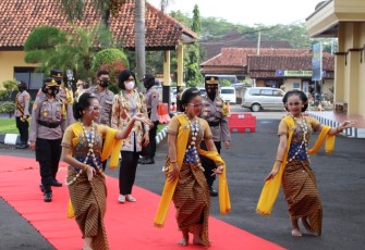 Pembukaan TNI Manunggal Membangun Desa (TMMD) Sengkuyung tahap I tahun 2021 yang dilaksanakan di , Desa Tembok, Kecamatan Limpung Kabupaten Batang dilaksanakan secara sederhana di ruang Balai Desa Tembok