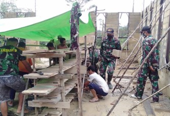 Personel Pos Tanjung Lesung Satgas Pamtas RI-MLY Yonif 407/PK bersama dengan masyarakat bergotong royong membangun Gereja GEREA Lubuk Kadang yang berada di Dusun Lubuk Kadang, Desa Nanga Kelapan, Kecamatan Ketungau Tengah, Kabupaten Sintang, Kalbar. Selasa (02/03/2021)