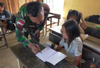 Satuan Tugas Pengaman Perbatasan RI-Malaysia Yonif 407/Padmakusuma, membantu Guru diperbatasan untuk mengajar murid-murid di SD Mini Sei Tekam Desa Sei Tekam, Kec. Sekayam, Kab. Sanggau, Kalbar (04/03/21)