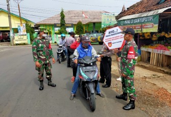 Petugas gabungan dari Koramil Jajaran Kodim 0736/Batang bersama Polsek jajaran Polres Batang dan Satpol- PP terus berupaya mencegah penyebaran Virus Covid- 19 dengan menggelar operasi yustisi secara rutin,