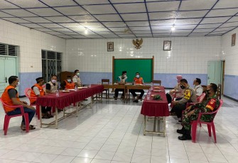 Serka Bambang S Babinsa Sidodadi Koramil 03/Masaran menghadiri kegiatan  pengecekan Posko PPKM Mikro desa Sidodadi oleh Ketua Satgas Kecamatan Masaran, Kamis ( 4/3/2020 ).