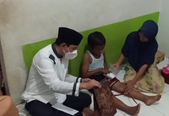  Wakil Walikota Bengkulu Dedy Wahyudi Saat Memberikan Bantuan Kepada Warga Kelurahan Kandang Limun