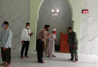 Komandan Koramil 03/Serengan Kodim 0735 Surakarta Kapten Inf Tri Sakti K dan Kapolsek Serengan Kompol Suwanto SH beserta jajarannya terus mempererat tali silaturahim dengan para tokoh Agama dengan cara Sholat Jum'at berjama'ah yang bertempat di Masjid Baitussalam