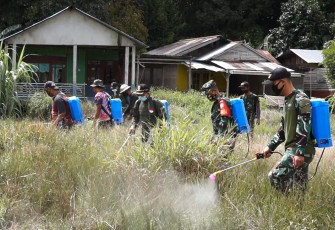 Satgas pamtas yonif 407/PK bersama masyarakat melaksanakan Karya bhakti membersihkan dan penyemprotan rumput lapangan sepak bola yang berada di Desa Badau, Kecamatan Badau, Kab Kapuas Hulu.  Jumat (05/03/2021).