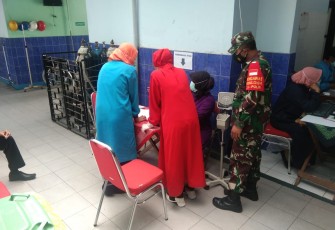 Babinsa Karanganyar Koramil 02/Musuk Kodim 0724/Boyolali Sertu Heri Purwanto melaksanakan kegiatan pendampingan Vaksinasi jenis Sinovac kepada anggota PNS setempat  yang dilaksanakan Puskesmas Tamansari, Kabupaten Boyolali. Sabtu (06/03).