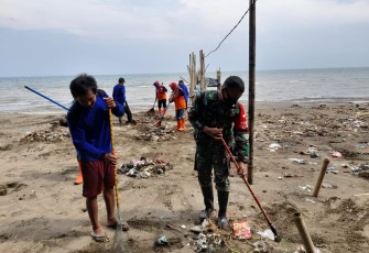 Babinsa Koramil 03/Gringsing Peltu Haryana bersama masyarakat melakukan kerja bhakti pembersihan sampah di lokasi Pesisir Pantai Jodo, Dukuh Buntu, Desa Sidorejo, Kecamatan Gringsing, Kabupaten Batang, Sabtu (6/3/21) Pagi.
