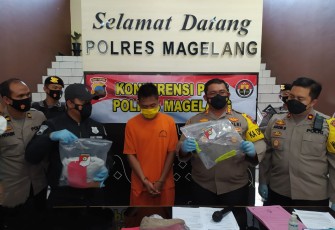 Polres Magelang tangani kasus pembunuhan dengan cara menusuk korban sampai meninggal  diduga motif pelaku karena sakit hati. Pembunuhan tersebut terjadi di Hotel Syailendra Jl. Syailendra Raya II No. 27, Sriyasan, Wringinputih, Kec. Borobudur, Magelang, Jawa Tengah, Sabtu (6/3).