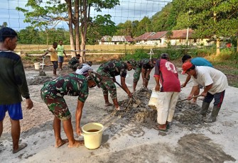 Satgas Pamtas RI-MLY Yonif 407/Padmakusama Pos Riam Sejawak melaksanakan karya bhakti pembuatan Lapangan voly bersama masyarakat Dusun Riam Padang, Ds. Riam Sejawak, Kec. Ketunggau Hulu, Kab. Sintang, kalbar. Sabtu (06/03/21)