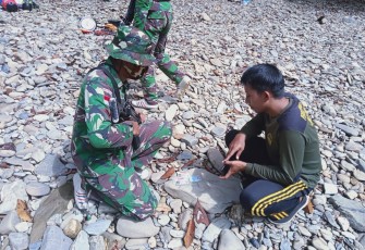 Satgas Pamtas RI-MLY Yonif 407/PK bersama Tim TNBK saat melaksanakan patroli gabungan di Taman Nasional Betung Kerihun.