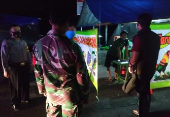Anggota Koramil 09/Sawit Kodim 0724/Boyolali Serma Yakup Dapa B bersama 4 orang anggota, anggota Polsek Sawit dan 1 anggota Satpol PP melaksanakan patroli operasi yustisi PPKM Mikro di Warung Makan yang berada di Desa Manjung Kecamatan Sawit, Kabuaten Boyolali. Sabtu Malam (06/03).