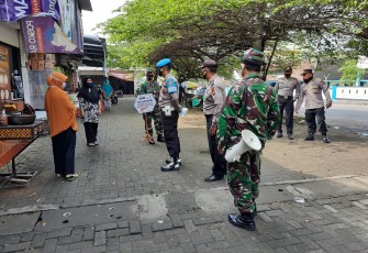 Anggota Koramil 10/Sambi Kodim 0724/Boyolali yang dipimpin oleh Pelda Hadi Suryani bersama dengan anggota Polsek Sambi melaksanakan operasi Prokes/Yustisi dalam rangka PPKM Mikro di Pasar Sambi dan toko sembako yang berada di Dukuh  Tempursari Rt.04 Rw.02 Ds. Tempursari Kecamatan Sambi, Kabupaten Boyolali. Minggu (07/03).