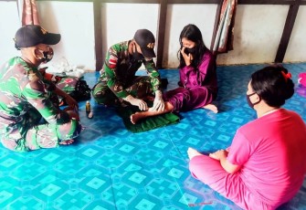 Tim Kesehatan Pos Sei Kelik Satgas Yonif 407/PK memberikan pertolongan pertama kepada Jelli Ridwan (16) warga Ds. Sungai Kelik, Kec. Ketungau Hulu, Kab. Sintang, yang mengalami luka terkena pecahan kaca Lemari saat membersihkan rumah. Senin (08/03/2021).