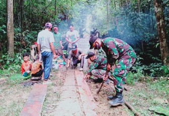 Satgas Pamtas Yonif 407/PK Letkol Inf Catur Irawan mengapresiasi upaya yang telah dilakukan oleh anggota Pos Kampung Jasa yang telah melaksanakan karya bhakti membantu mengatasi kesulitan warga Dusun Wakampuh.