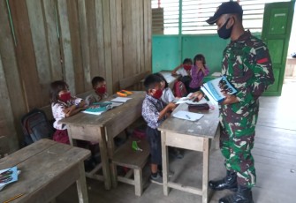 Pos Sei Mawang 2 Satuan Tugas Pengamanan Perbatasan (Satgas Pamtas) Yonif 407/PK menjadi tenaga pendidik (Gadik) di SDN 01 Sungai Antu yang berada di Desa Sungai Antu, Kecamatan Puring Kencana, Kabupaten Kapuas Hulu, Kalbar. Rabu (10/03/21).