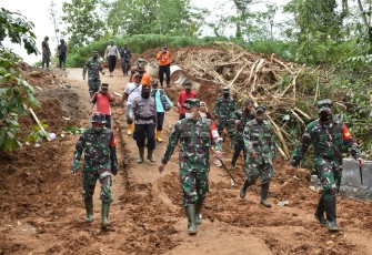 Komandan Korem 071/Wijayakusuma Kolonel Inf Dwi Lagan, S.I.P., mengecek pelaksanaan kegiatan TMMD Reguler 110 Kodim 0702/Banyumas di Desa Tumanggal Kec. Pengadegan Kab. Purbalingga, Kamis (11/3/2021).