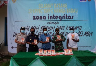 Satgas Pamtas RI-Malaysia Yonif 407/Padmakusuma menyerahkan barang bukti penyelundupan berupa 20 Kg Gula ilegal merek CSR Made in Malaysia kepada pihak Bea Cukai Nanga Badau, Kabupaten Kapuas Hulu, Provinsi Kalimantan Barat.