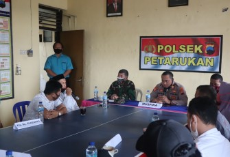 Polsek Petarukan bersama Forkopimca dan pemerintah desa telah memfasilitasi kedua pihak untuk bertemu di Aula Polsek Petarukan.