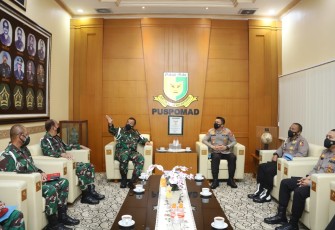 Kadiv Propam Polri Irjen Ferdy Sambo bersama jajaran bersilaturahmi dengan mengunjungi Komandan Puspom (Danpuspom) TNI AD Letjen TNI Chandra W Sukotjo di Mako Puspom TNI AD di Jalan Medan Merdeka, Gambir, Jakarta Pusat. 