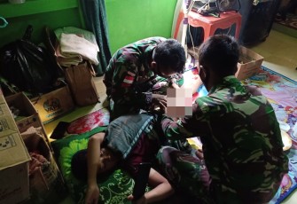 Satgas Pengamanan Perbatasan RI-MLY Sektor Timur Yonif 407/PK laksanakan Khitan Gratis