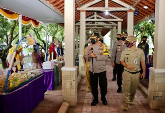 Kapolda Jateng Irjen Pol Drs Ahmad Luthfi SH, S.ST, MK melakukan pengecekan Posko PPKM Skala Mikro yang ada di Desa Bawang Kecamatan Bawang Banjarnegara, Selasa (16/3/2021). 