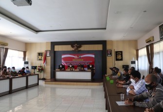 Kapolres Kendal AKBP Raphael Sandy Cahya Priambodo didampingi Bupati Kendal Dico M Ganinduto menandatangani pencanangan pembangunan zona integritas Polres Kendal Kamis (18/03/2021) di aula Mapolres Kendal.