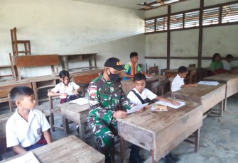 Satuan Tugas Pengaman Perbatasan RI-Malaysia Yonif 407/Padmakusuma, membantu Guru diperbatasan untuk mengajar anak Sekolah Dasar yang ada di SDN 15 Riam Sejawak, Desa Riam Sejawak, Kec. Ketungau Hulu, Kab. Sintang, Kalimantan Barat. Kamis (18/03/21).