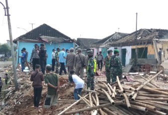 Sejumlah petugas gabungan dari Kodim 0736/Batang, Polres dan Satpol- PP melakukan pengamanan pada pembersihan lokasi yang akan dijadikan Islamic Center Batang (ICB) di Dukuh Petamanan, Kecamatan Banyuputih, Kabupaten Batang, Kamis (18/3/21).