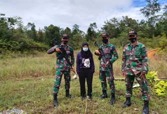 Satgas Pamtas Yonif 407/PK kembali berhasil mengamankan Pekerja Migran Indonesia (PMI) yang pulang dari Malaysia ke Indonesia melalui jalur Non Prosedural atau jalur tidak resmi yang ada diwilayah perbatasan RI-MLY.