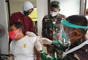 prajurit Wijayakusuma disuntik vaksin serentak, Senin (22/3/2021) di Rumkit TK-III 04.06.01 Wijayakusuma, Purwokerto. 