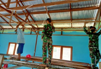 Satgas Pamtas RI-Malaysia Yonif 407/PK bersama masyarakat melaksanakan karya bhakti merenovasi Balai Dusun Sungai Nasak, Desa Sungai Nasak, Kecamatan Puring Kencana, Kabupaten Kapuas Hulu, Kalbar. Selasa (23/03/21).