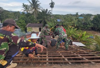 Wujud kepedulian kepada warga binaanya, Satgas Pamtas RI-MLY Yonif 407/PK Pos Langau I bersama warga karya bhakti merenovasi Genteng milik warga Desa Langau, Kec. Puring Kencana, Kab. Kapuas Hulu, Kalimantan Barat. Selasa (23/03/2021).