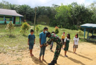 Satgas Pamtas RI-MLY Yonif 407/PK Pos Sei Tekam melatihkan tata cara Peraturan Baris Berbaris (PBB) yang baik dan benar kepada Siswa - siswi SDN 25 Perimpah, Dusun Sei Ampelas, Desa Sungai Tekam, Kecamatan Sekayam, Kabupaten Sanggau, Kalimantan Barat. Rabu (24/03/21).