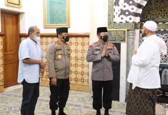 Kapolri Jenderal Polisi Listyo Sigit Prabowo melanjutkan kunjungan silahturahminya ke ulama-ulama. Kali ini, Sigit menyambangi Habib Syech bin Abdul Qodir Assegaf di Solo, Jawa Tengah, Kamis (25/3/2021).