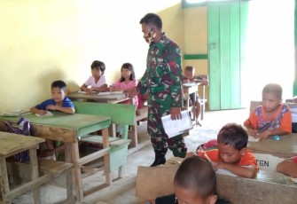 Satuan Tugas Pengaman Perbatasan RI-MLY Yonif 407/PK Sektor Timur Kalimantan Barat, Pos Riam Sejawak menjadi Tenaga Pendidik (Gadik) disekolah SDN 25 Primpah, Dusun Sei Beruang, Desa Sei Tekam, Kec. Sekayam, Kab. Sanggau, Kalbar. Kamis (25/03/21).