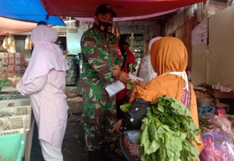 Upaya pencegah penyebaran Covid-19 terus dilakukan Koramil 09/Blado bersama instansi terkait, salah satunya dengan membagikan masker kepada pelaku ekonomi pasar. Babinsa Serma Afriyanto beserta satu rekan anggota Koptu Eko melakukan blusukan membagikan masker secara gratis di pasar Tradisional Blado, Kabupaten Batang, Jumat (26/3/21).