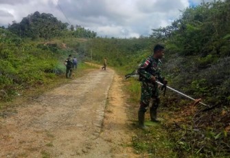Satgas Pamtas RI-MLY Yonif 407/PK bersama masyarakat setempat melaksanakan kegiatan gotong-royong pembersihan akses jalan ke Gereja yang berada di Desa Seriang, Kecamatan Badau, Kabupaten Kapuas Hulu, Kalbar. Jum'at (26/03/21).